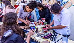 Maior favela em miniatura construída de forma coletiva e sustentável