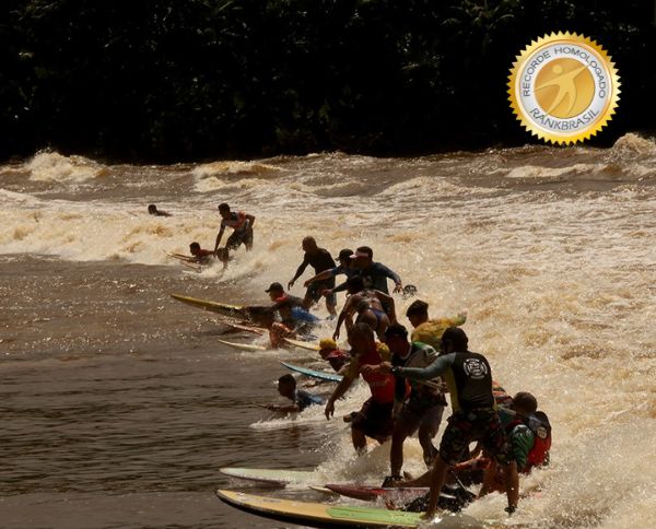Maior número de surfistas na mesma pororoca