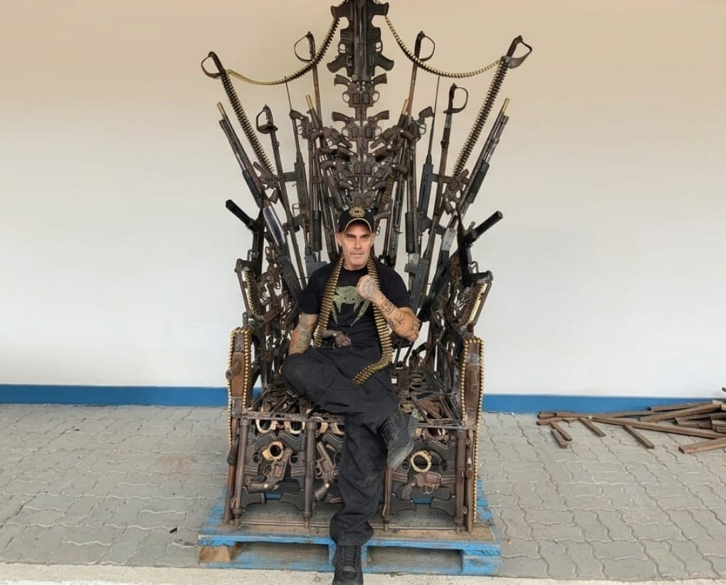 Trono feito com a Maior Quantidade de Armas do Brasil