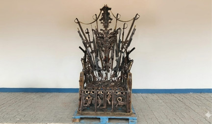 Trono feito com a Maior Quantidade de Armas do Brasil