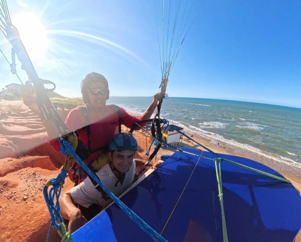 Primeiro Pianista a Tocar Voando em um Parapente no Brasil